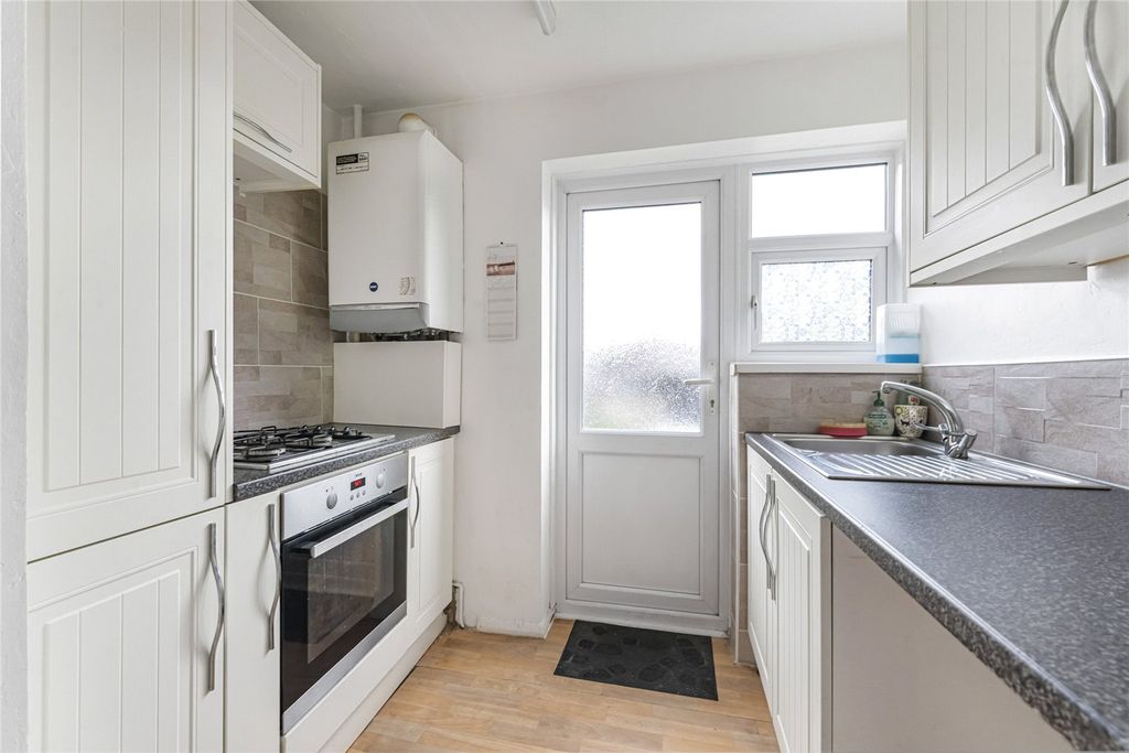 Property photo 3 of 11 Kitchen