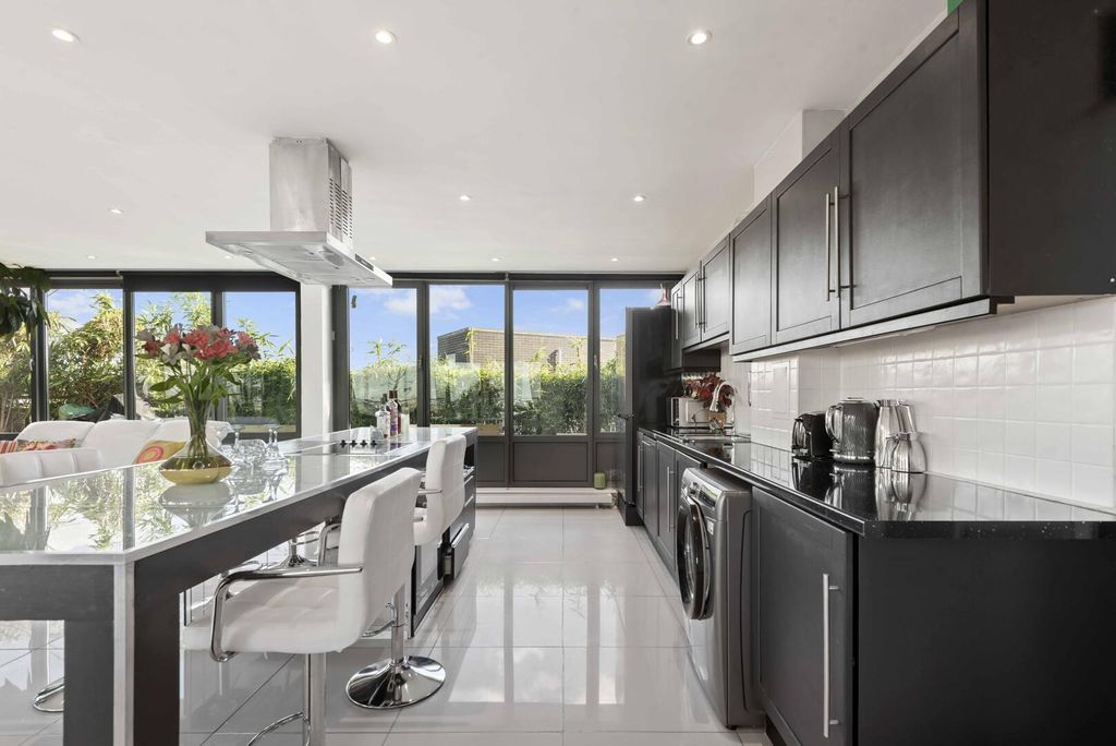 Property photo 3 of 25 Kitchen