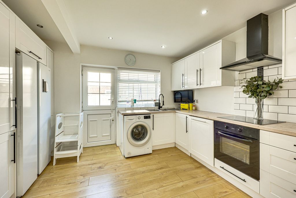 Property photo 2 of 31