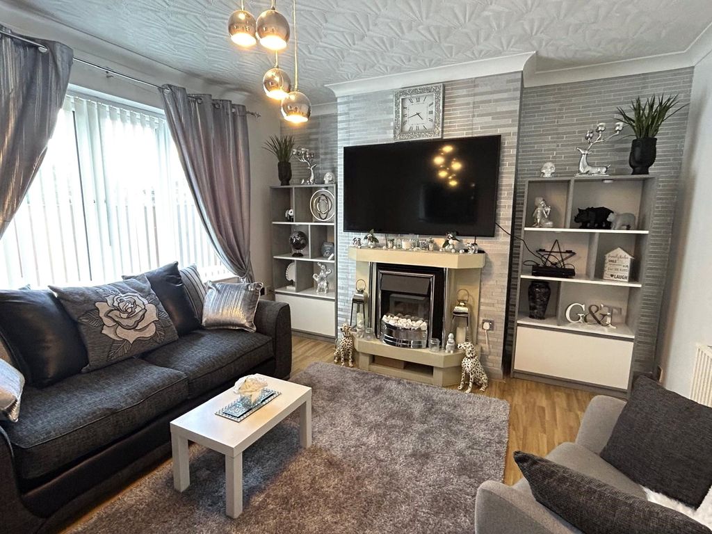 Property photo 2 of 11 Living Room