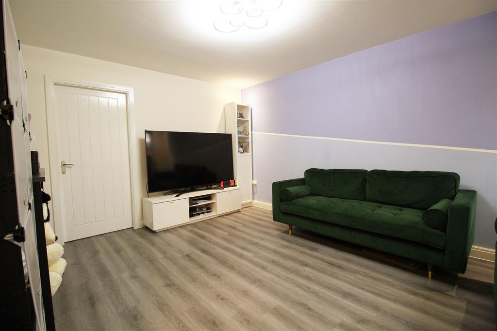 Property photo 3 of 15 Lounge.Jpg