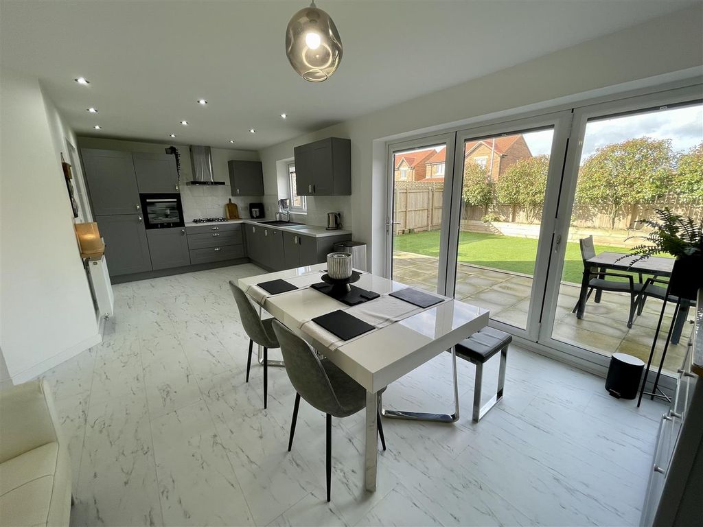 Property photo 3 of 26 Kitchen / Diner