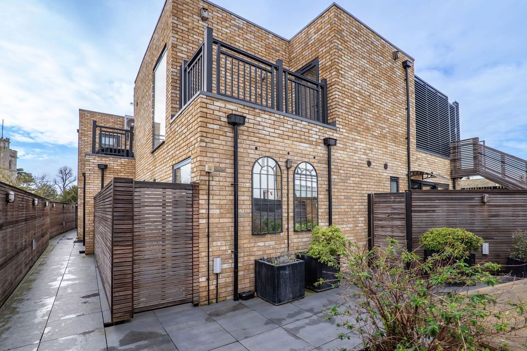 Property photo 1 of 18