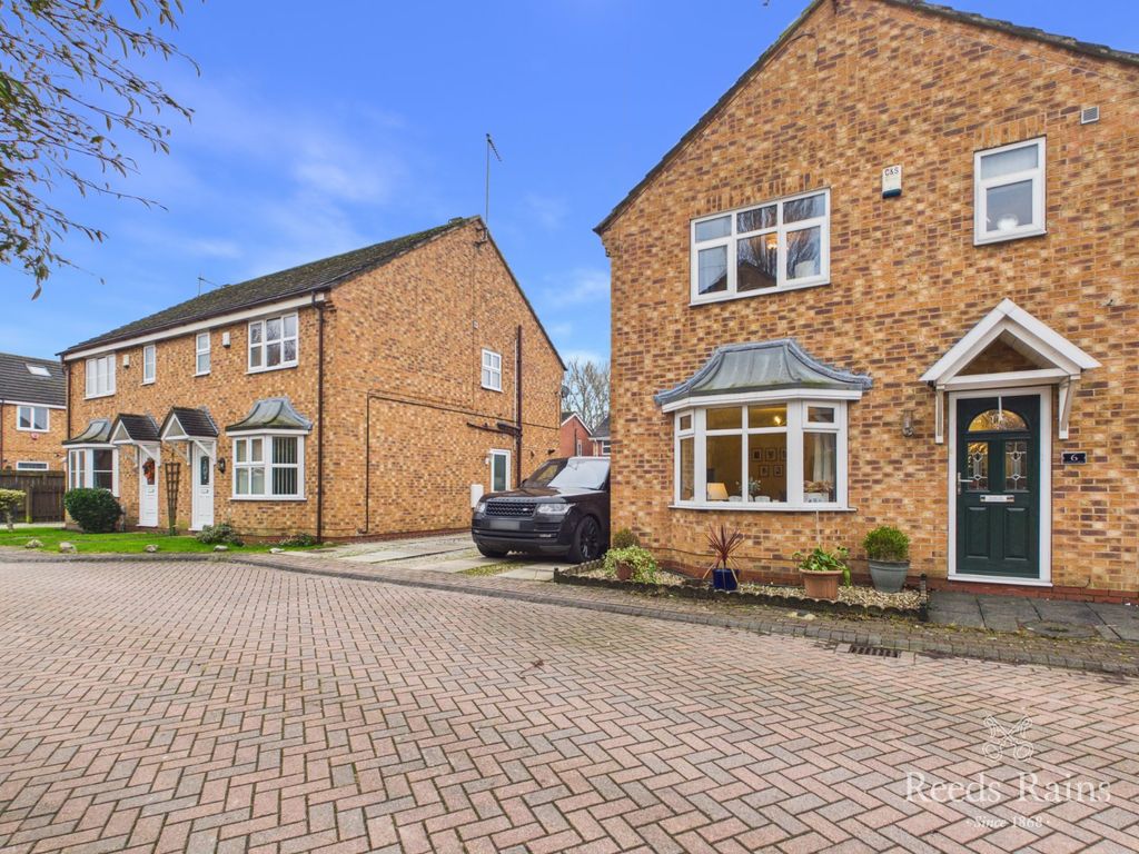 Property photo 1 of 25 Front Garden