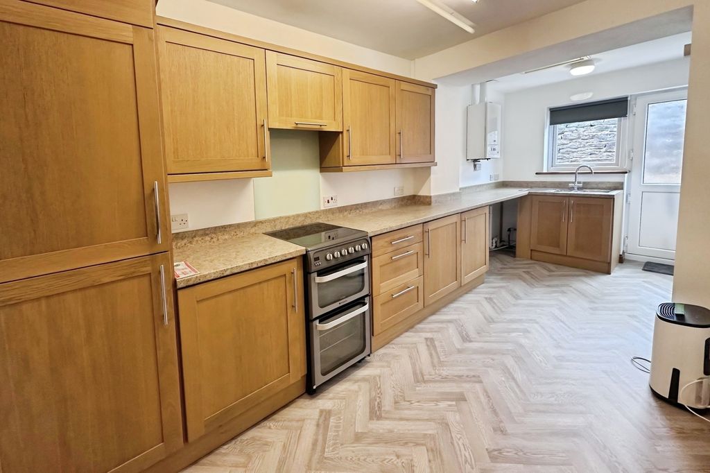 Property photo 3 of 8 Kitchen