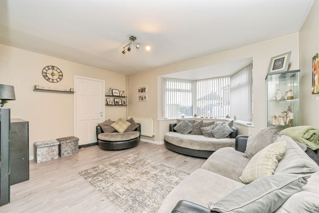 Property photo 3 of 24 Lounge