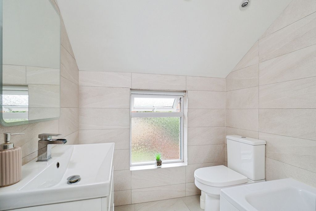 Property photo 2 of 17 Bathroom