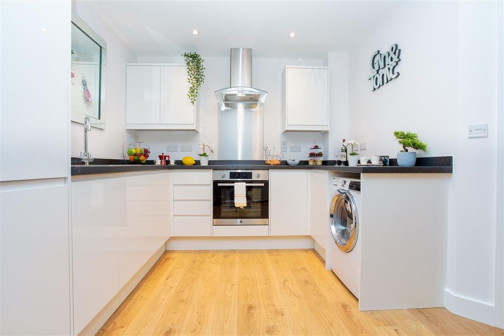 Property photo 3 of 10 Kitchen 2.Jpg