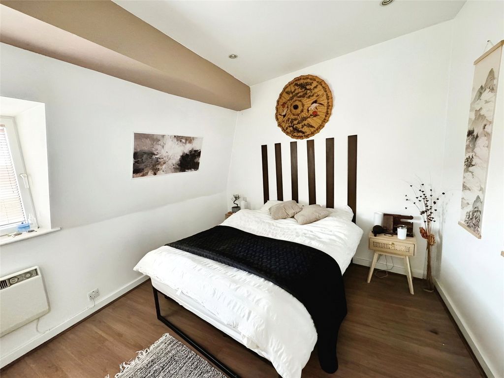 Property photo 3 of 11 Bedroom