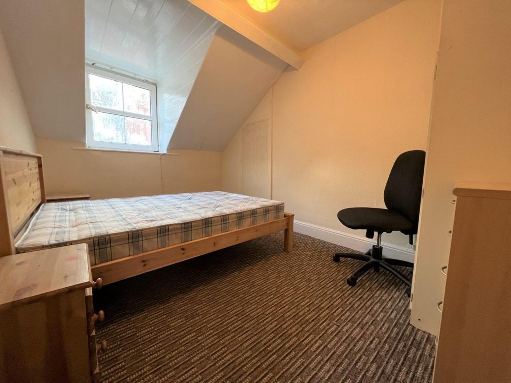 Property photo 1 of 7 Bed 9.Jpg