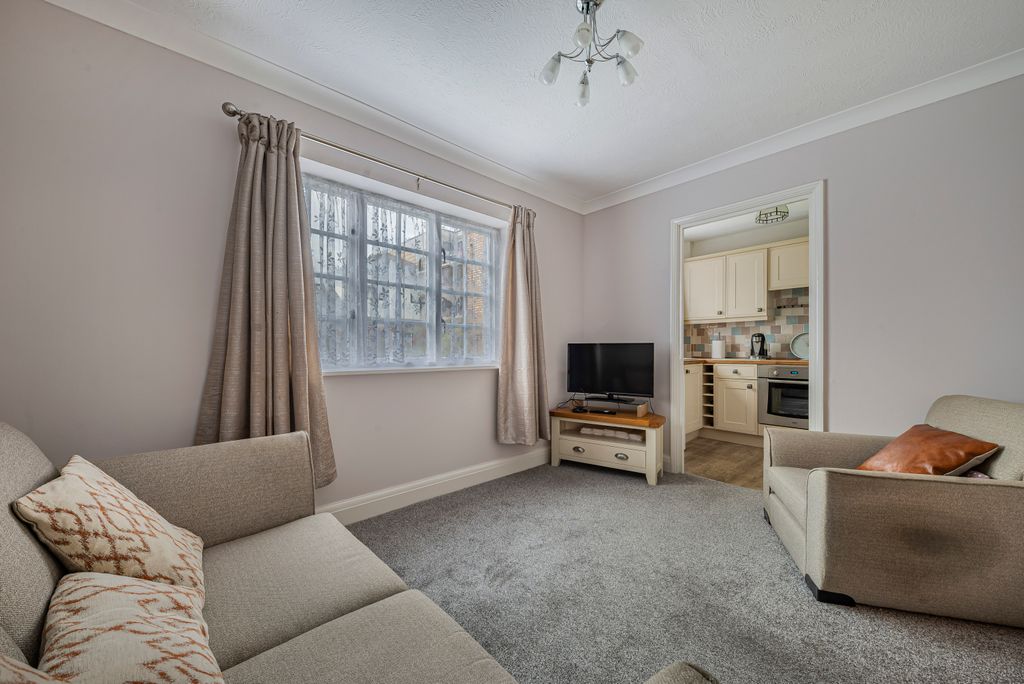 Property photo 2 of 16 Lounge