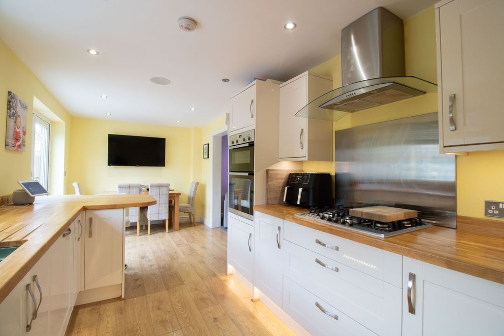 Property photo 3 of 32