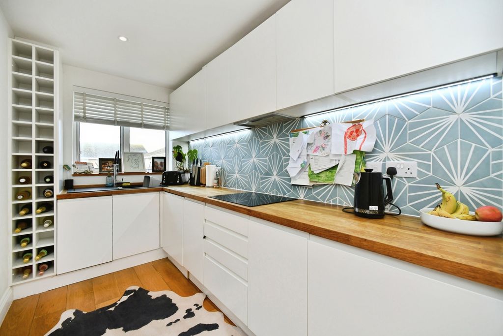 Property photo 3 of 17 Kitchen