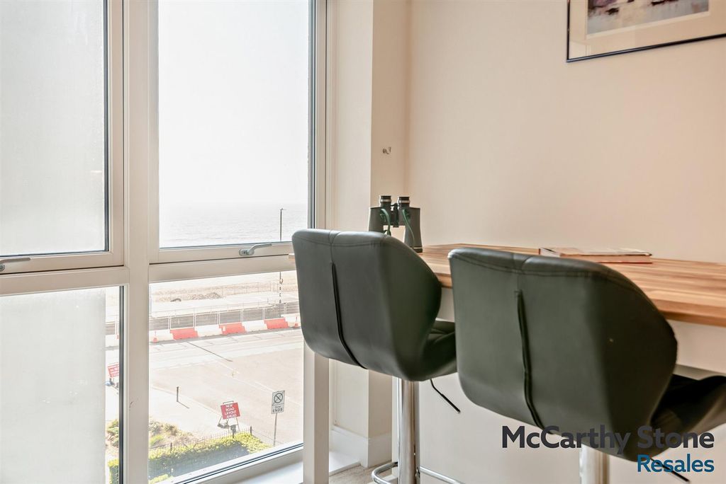 Property photo 3 of 14 8681403-Interior04-800.Jpg