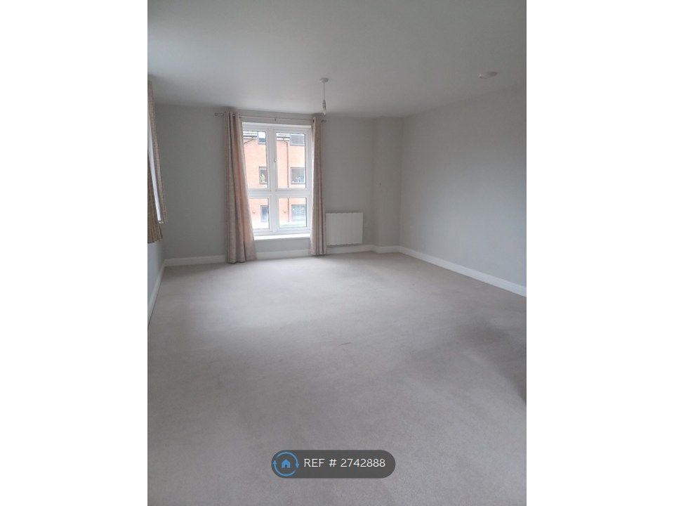 Property photo 2 of 19 Large And Spacious Living Room / Dining Room