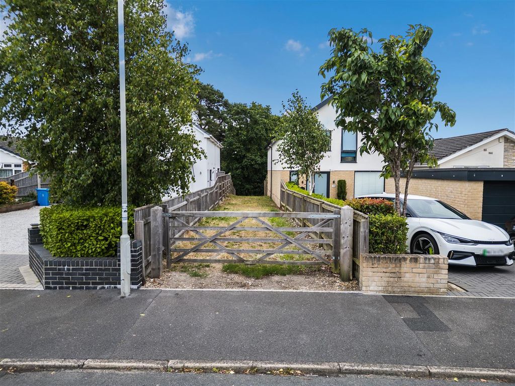 Property photo 3 of 12 1477030-1-6A30357610E7B-Arw-1.Jpg
