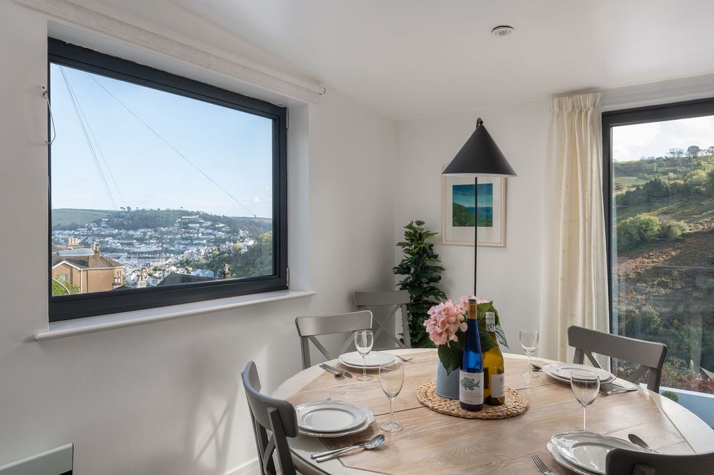 Property photo 2 of 15 Harbour Heights, Fairview Road, Dartmouth Dining Area