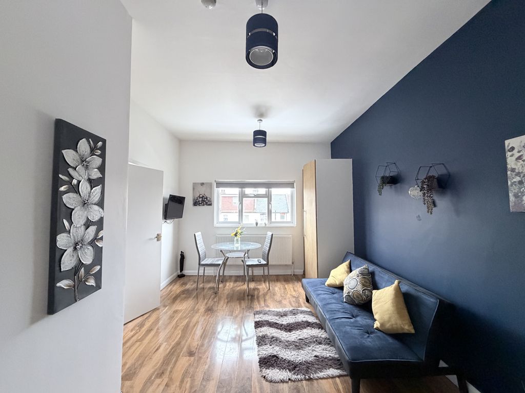 Property photo 1 of 4 Studio For Rent