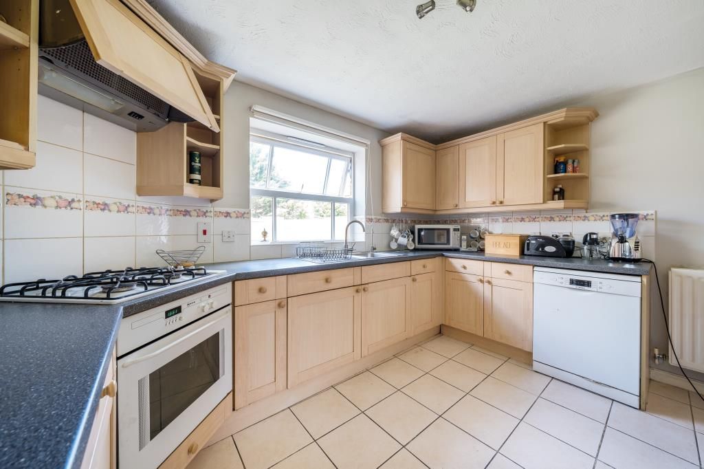 Property photo 3 of 10 Kitchen