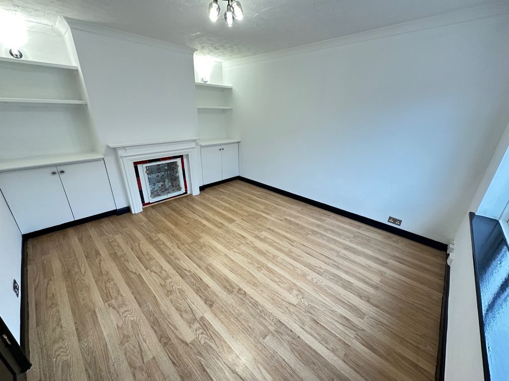 Property photo 2 of 13 4781832