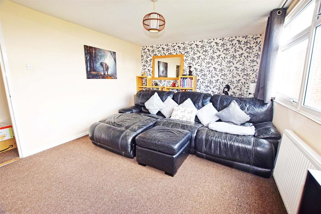 Property photo 2 of 6 Lounge