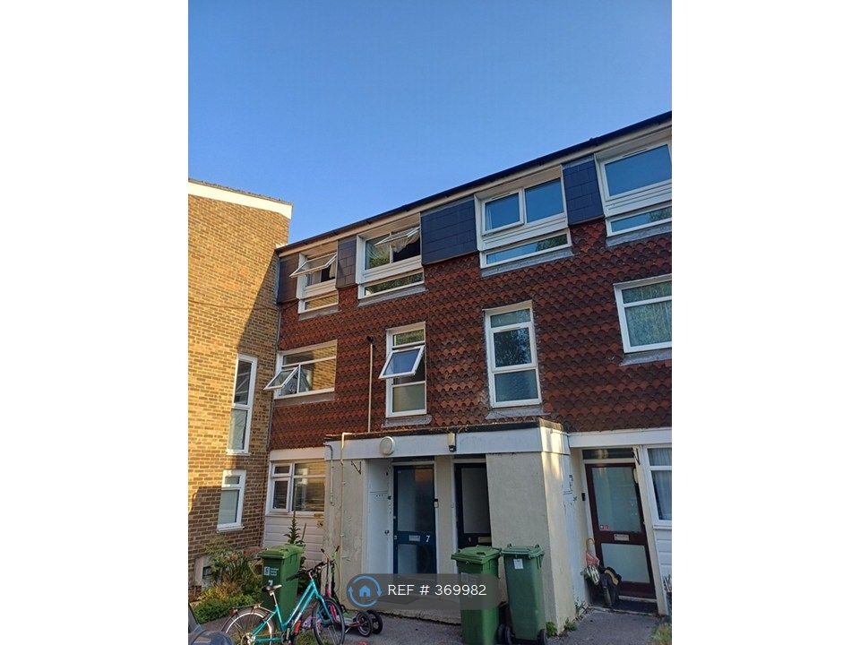 Property photo 1 of 8 6 Forest Close