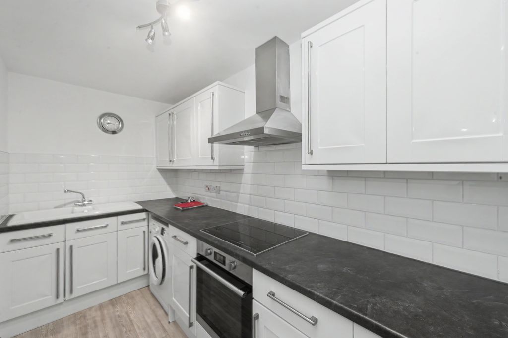 Property photo 3 of 15 18 Tavistock Road, Bromley, Kent, Br2 0Sy