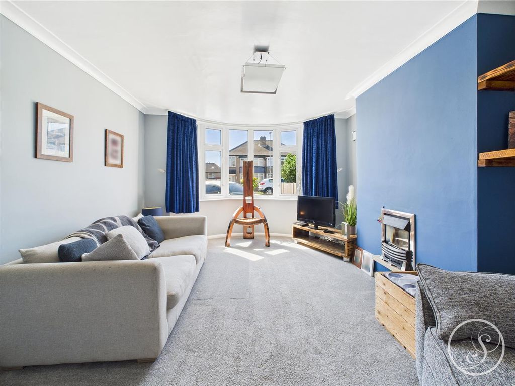 Property photo 2 of 27 Lounge