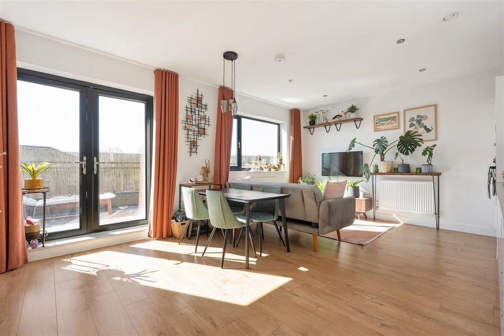 Property photo 2 of 20 Atherton Mews, E7