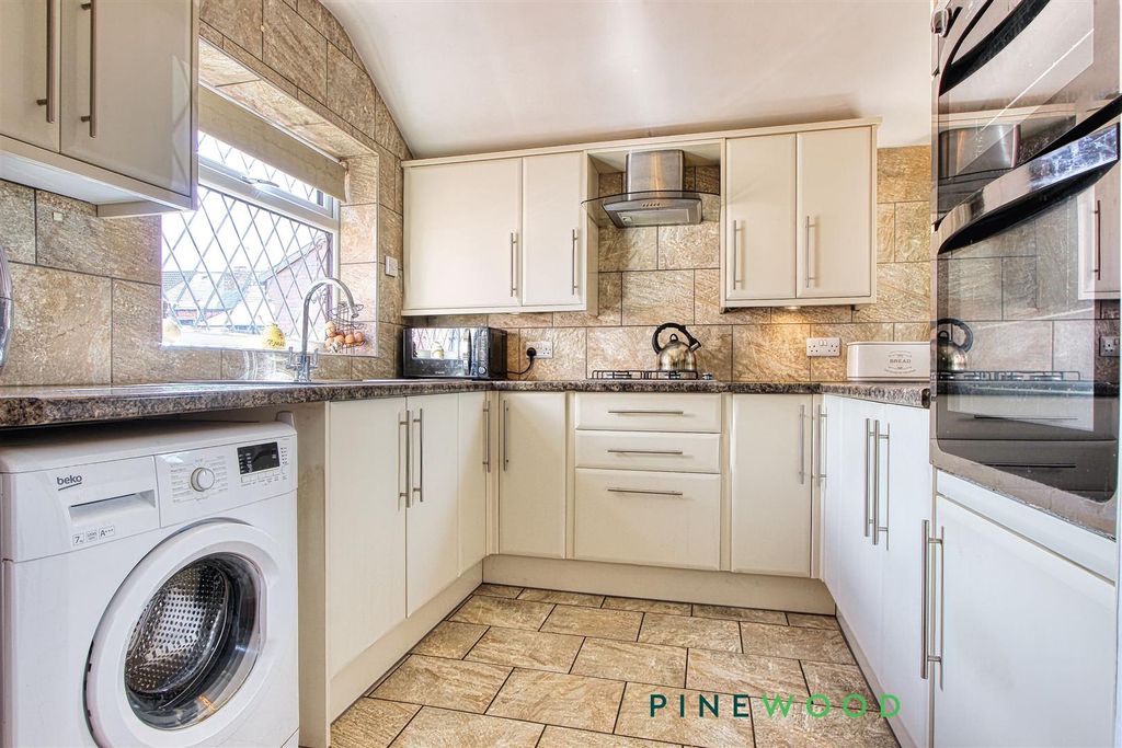 Property photo 3 of 26 Kitchen