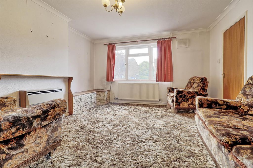 Property photo 2 of 11 Living.Jpg