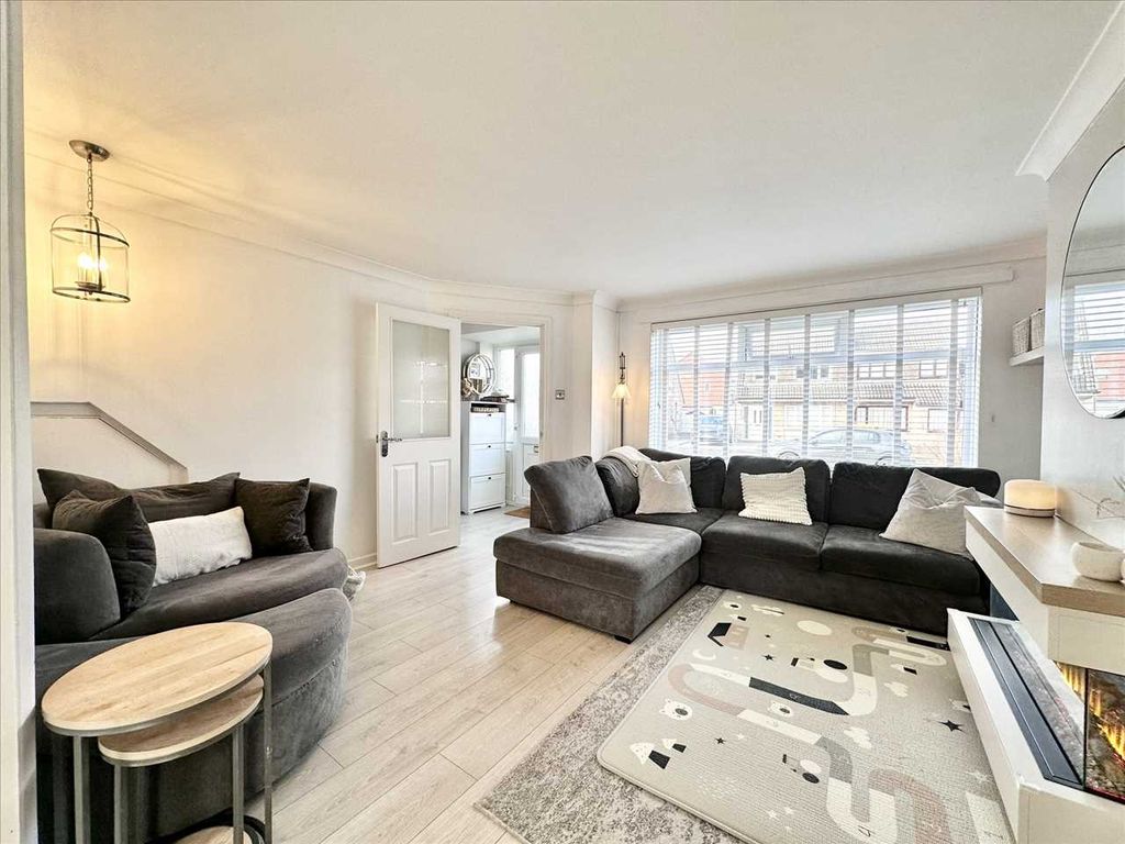 Property photo 3 of 31 Lounge