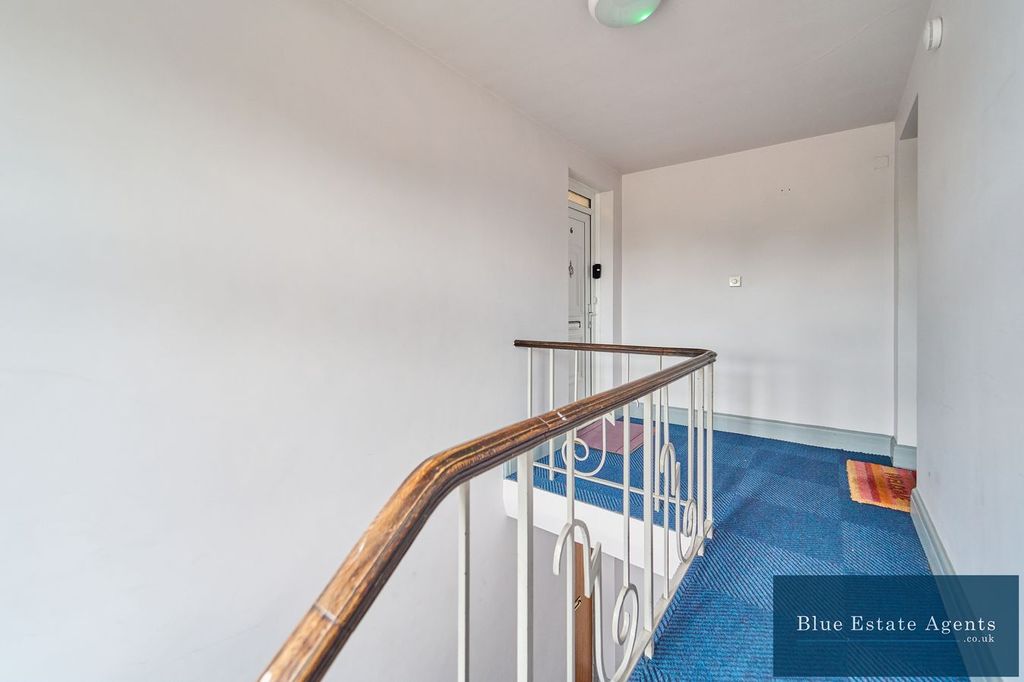 Property photo 3 of 23 Communal Entrance