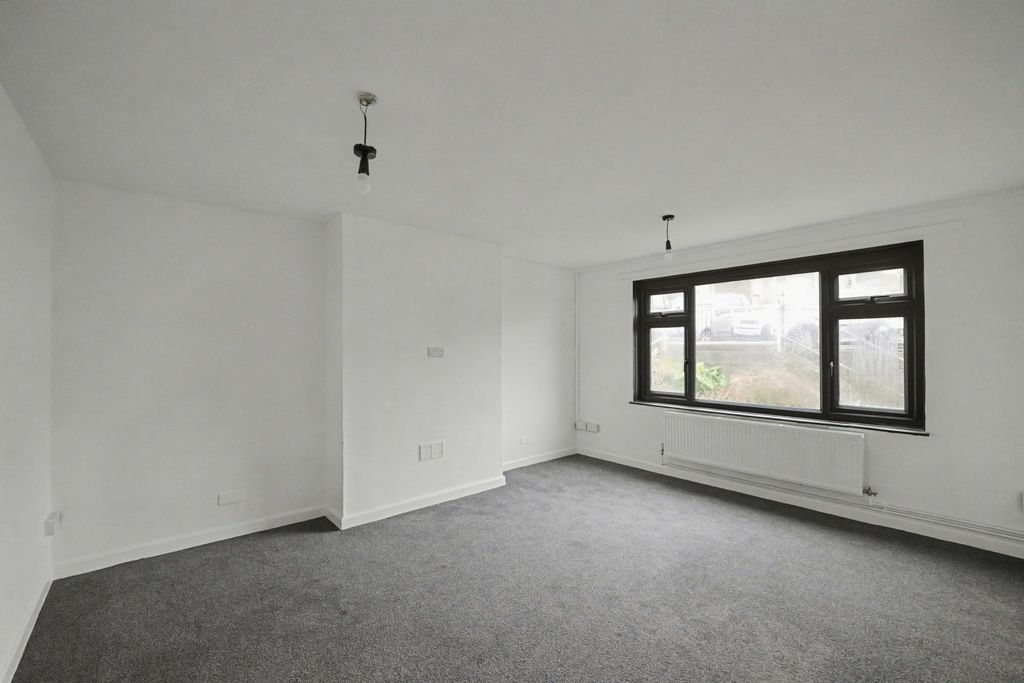 Property photo 2 of 20 Flat 125 High Street, Ventnor, Isle Of Wight, Po38 1Lz