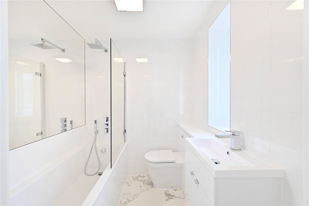 Property photo 3 of 11 Bathroom