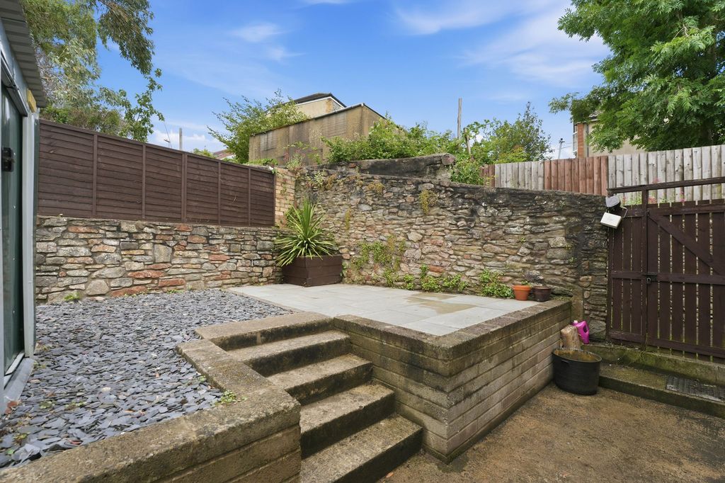 Property photo 2 of 25