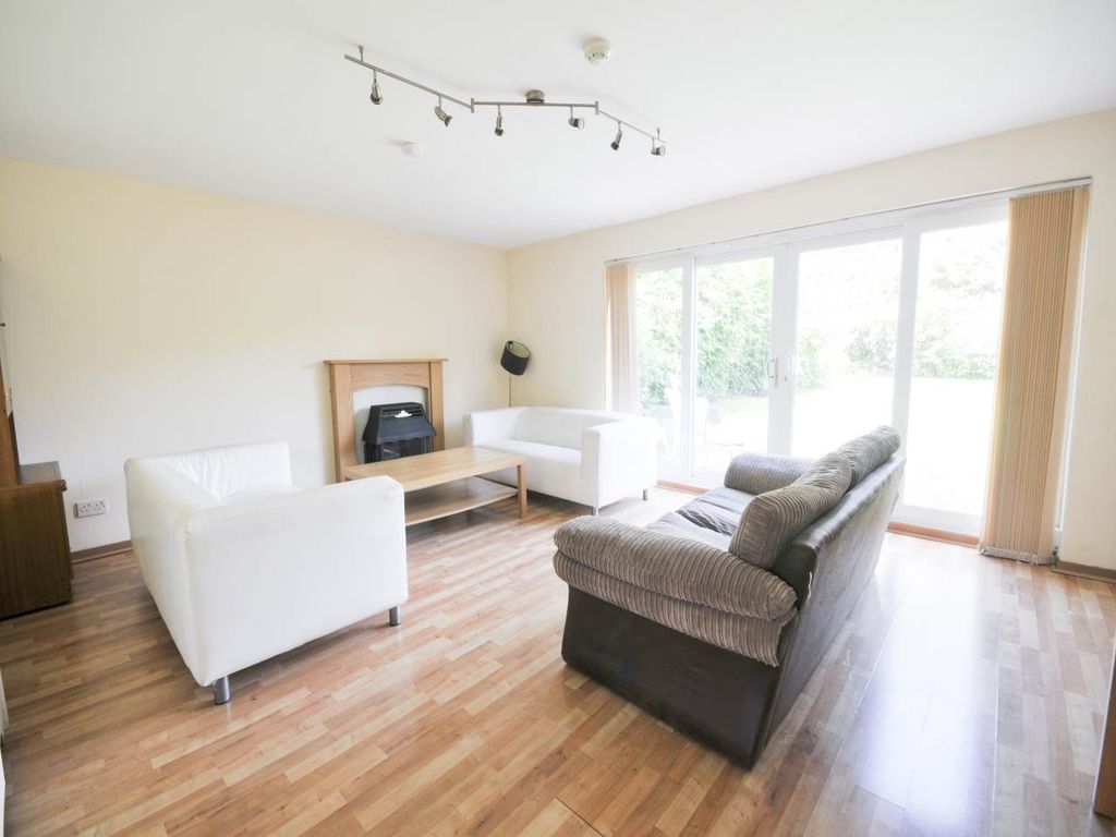 Property photo 3 of 6 Living Room