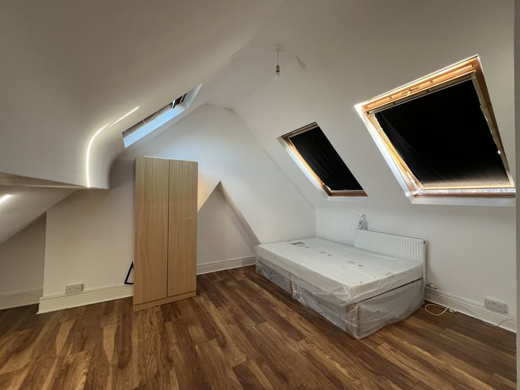 Property photo 1 of 6 Loft Room Available To Rent Immediately In Mitcham