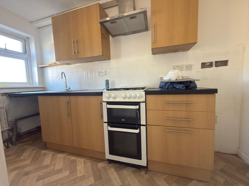Property photo 1 of 7 One Bedroom First Floor Flat Next To Ilford Station- £1450