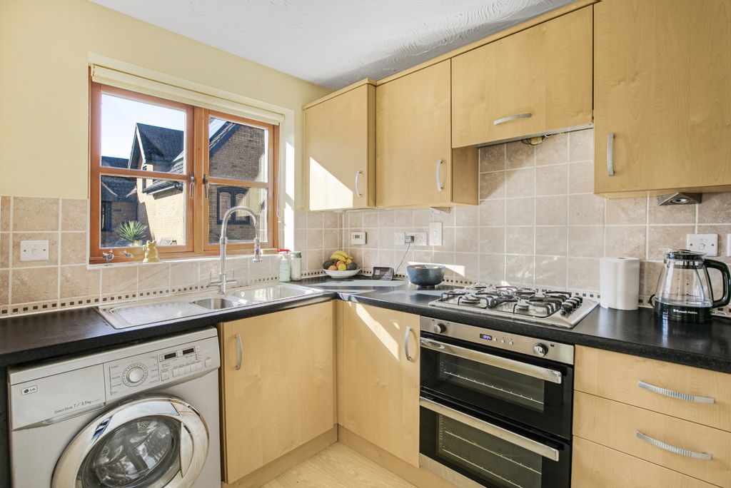 Property photo 3 of 12 8 Berrington Grove Kitchen