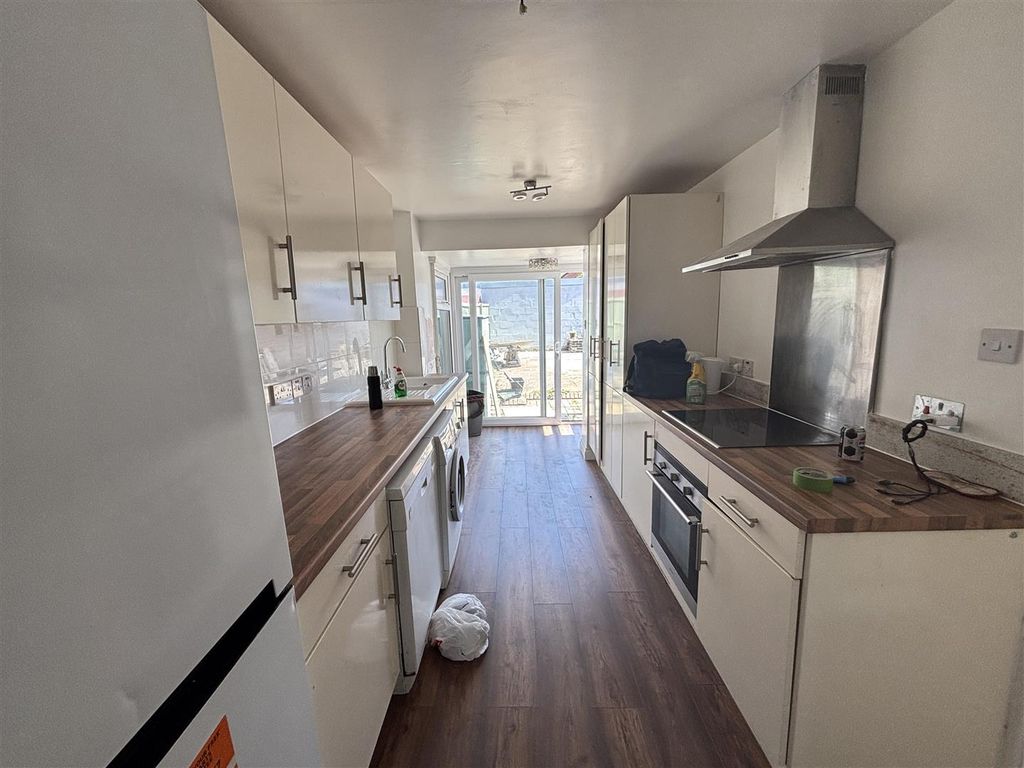 Property photo 2 of 11 Kitchen