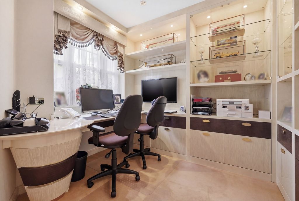 Additional image 19 of 5 bed detached house for saleWambrook Close, Hutton Mount, Brentwood CM13