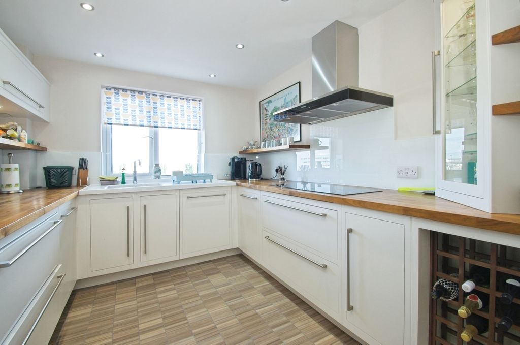 Property photo 2 of 17 Separate Kitchen