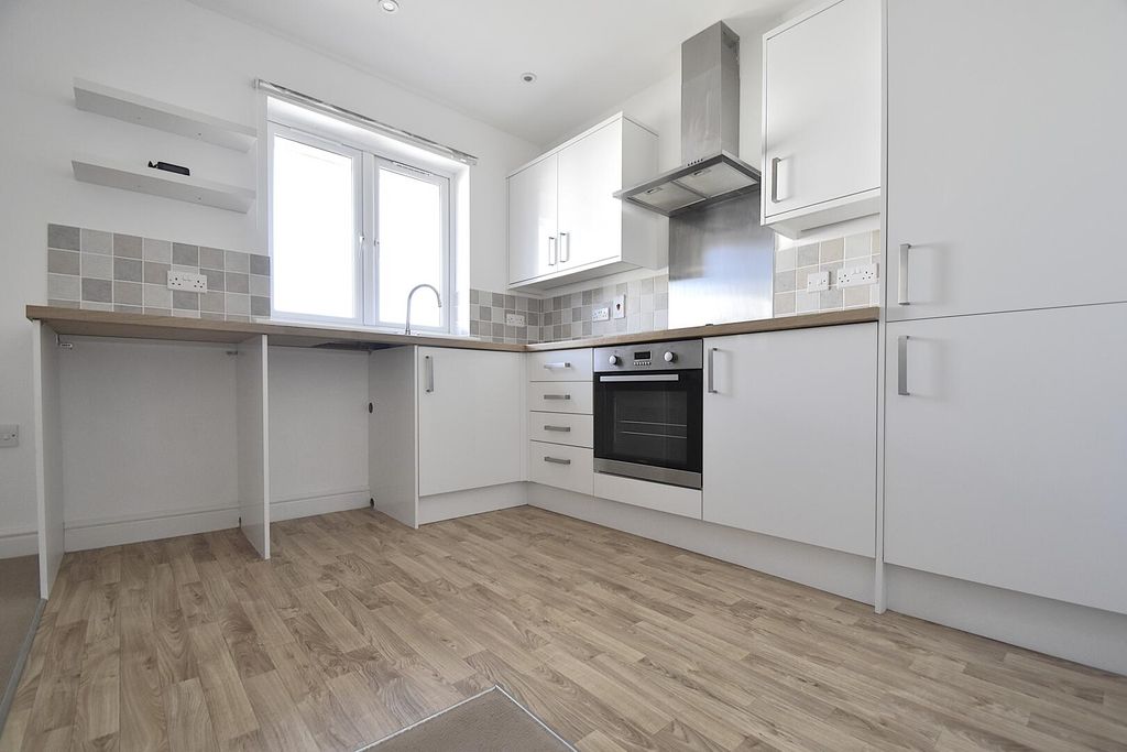 Property photo 3 of 10 Kitchen