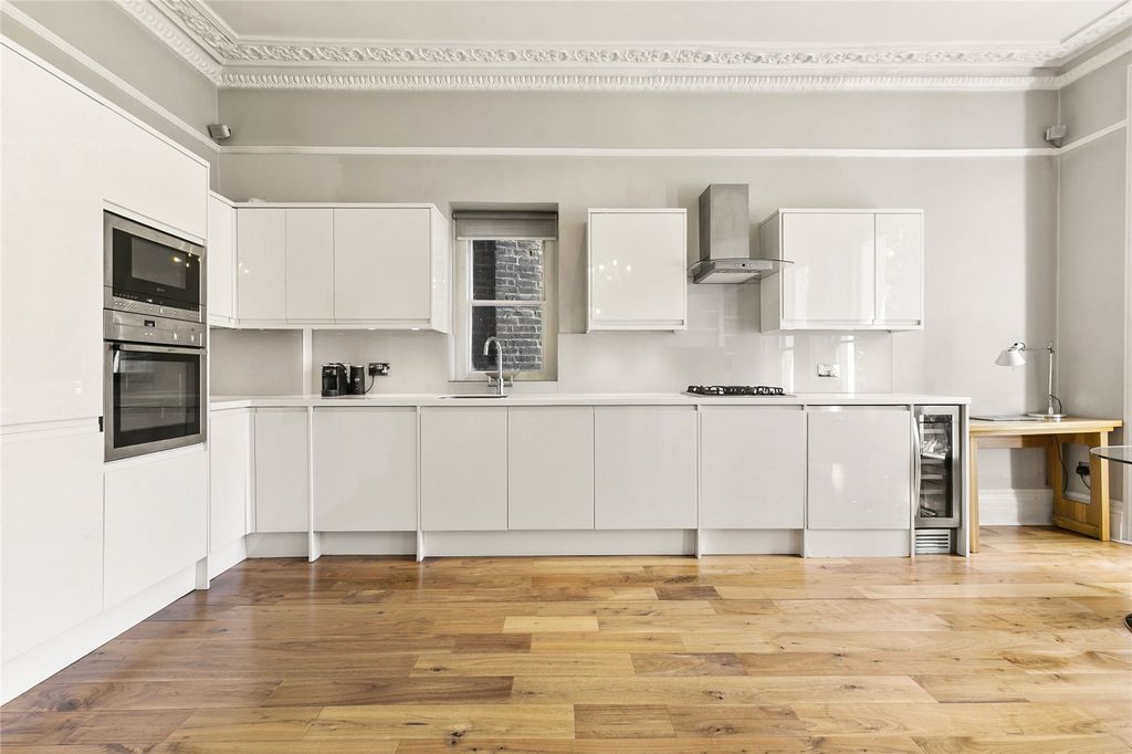 Property photo 3 of 8 Kitchen