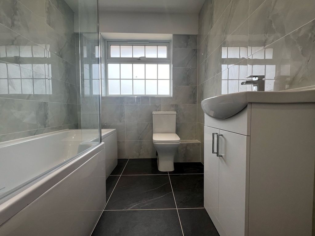 Property photo 3 of 9 Bathroom