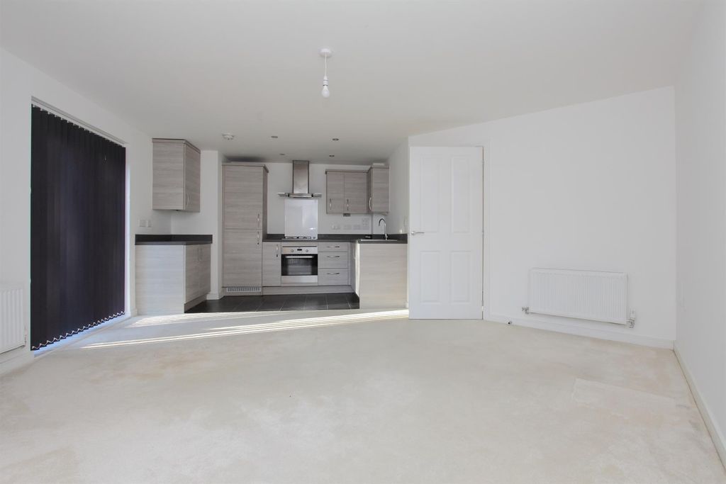 Property photo 2 of 11 Reception / Kitchen