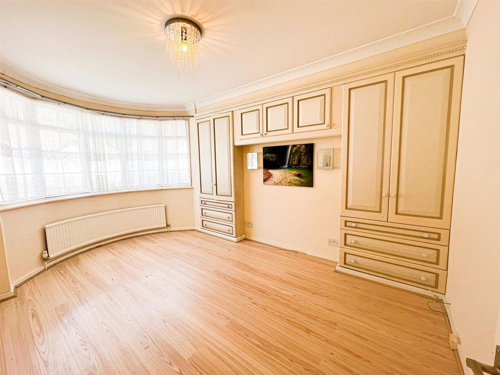 Property photo 2 of 14 Alpha Road E4
