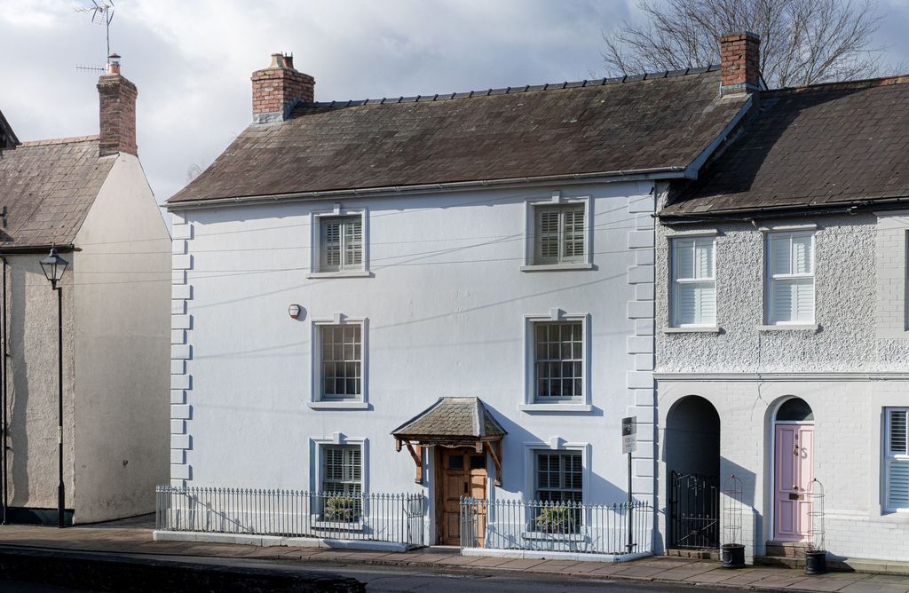 Property photo 1 of 41