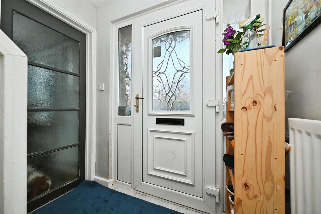 Property photo 2 of 19 Entrance Hall